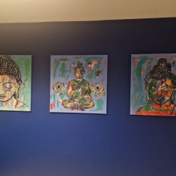Farverige Buddha-malerier på væg i yogastudie i Ribe