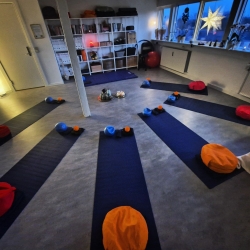 Yogamåtter klar til yogahold i en rolig klinik i Ribe.