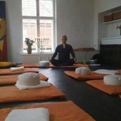 Yoga instruktør klar til yoga med yogamåtter og puder i Ribe.