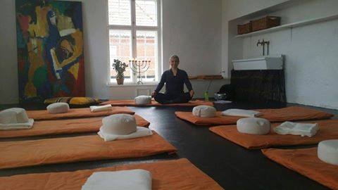 Yoga instruktør klar til yoga med yogamåtter og puder i Ribe.