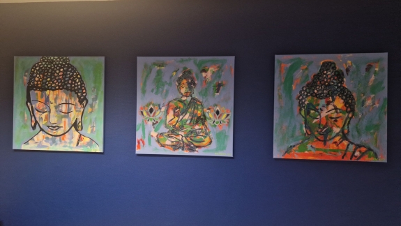 Farverige Buddha-malerier på væg i yogastudie i Ribe