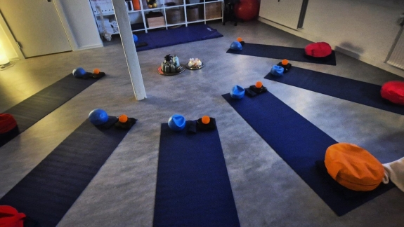 Yogamåtter klar til yogahold i en rolig klinik i Ribe.