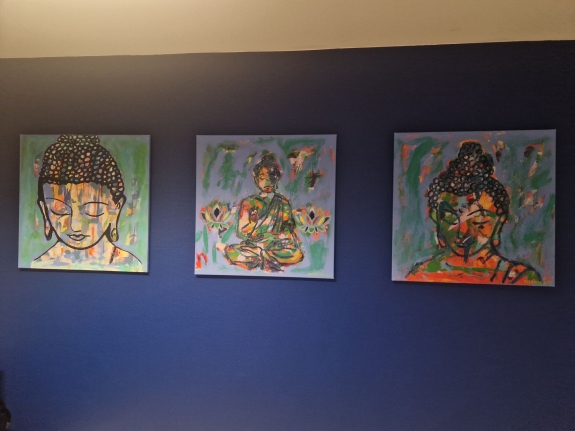Farverige Buddha-malerier på væg i yogastudie i Ribe